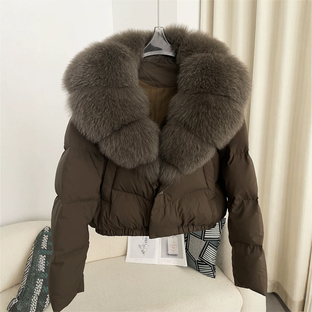 Women's short fashionable warm down jacket with a stylish and oversized real fox fur collar