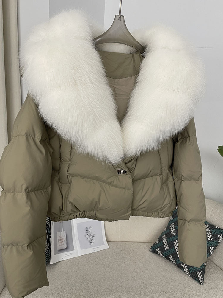 Women's short fashionable warm down jacket with a stylish and oversized real fox fur collar