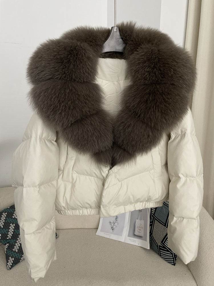 Women's short fashionable warm down jacket with a stylish and oversized real fox fur collar